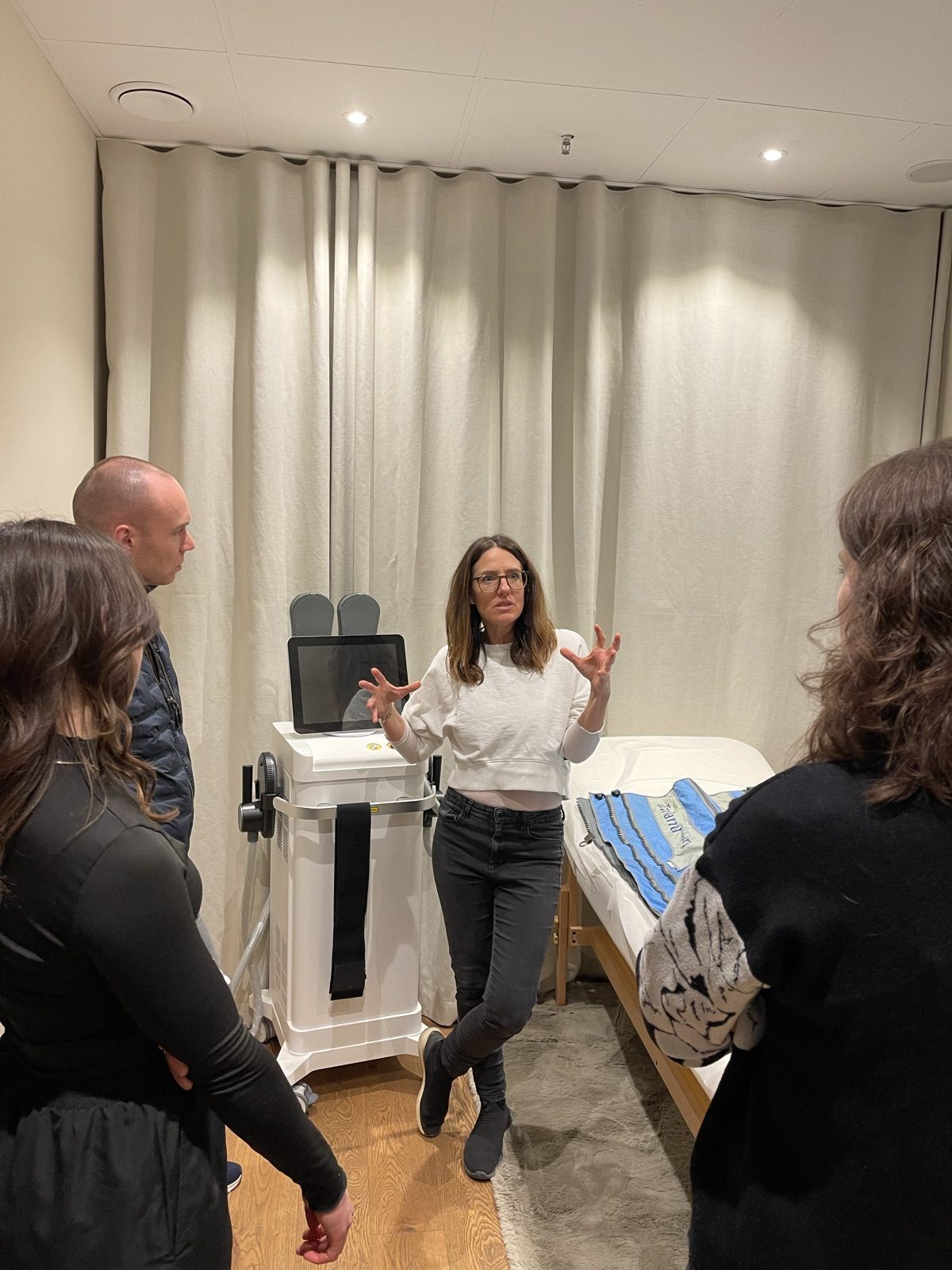 Beratung am EMPulse-Gerät im BodyHub Studio Pasing